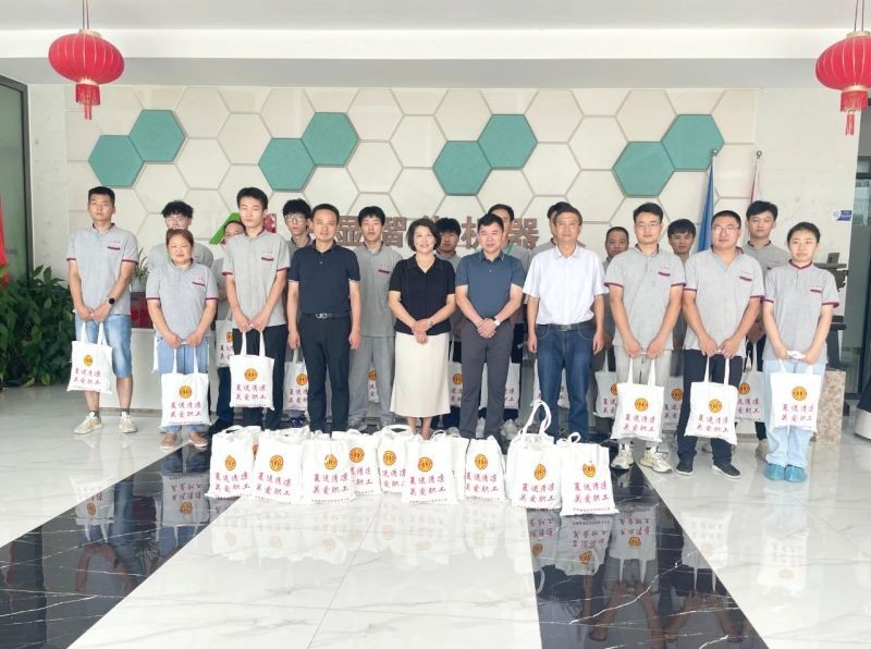 夏日送清涼，關(guān)懷沁人心——安巢經(jīng)開區(qū)總工會(huì)赴中顯夏送清涼，關(guān)愛(ài)職工